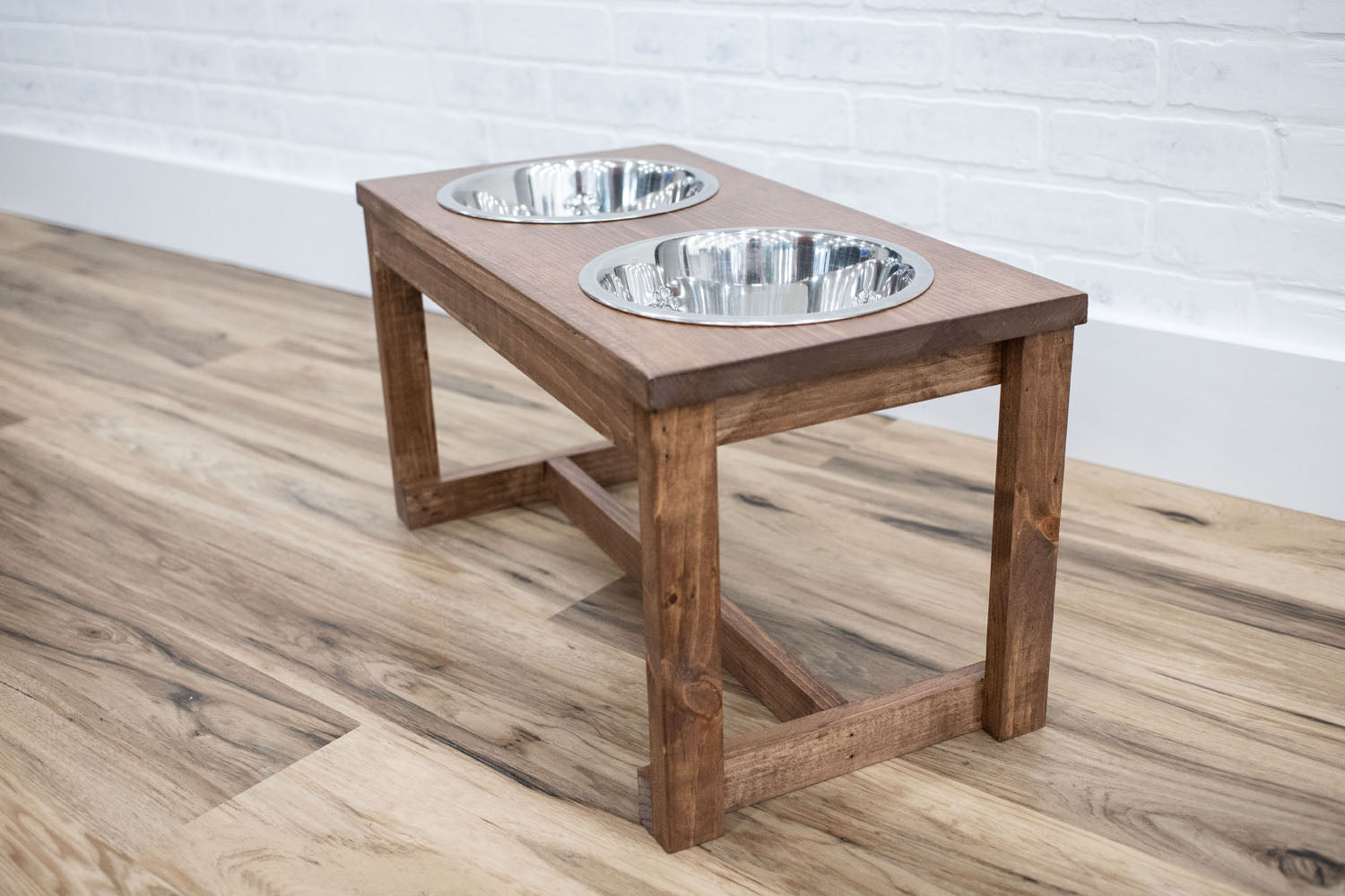 Comedero elevado de madera para perro