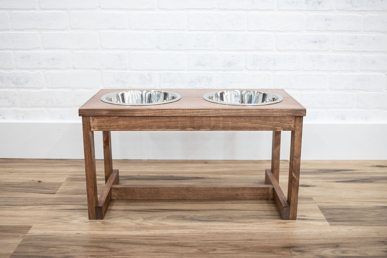 Comedero elevado de madera para perro