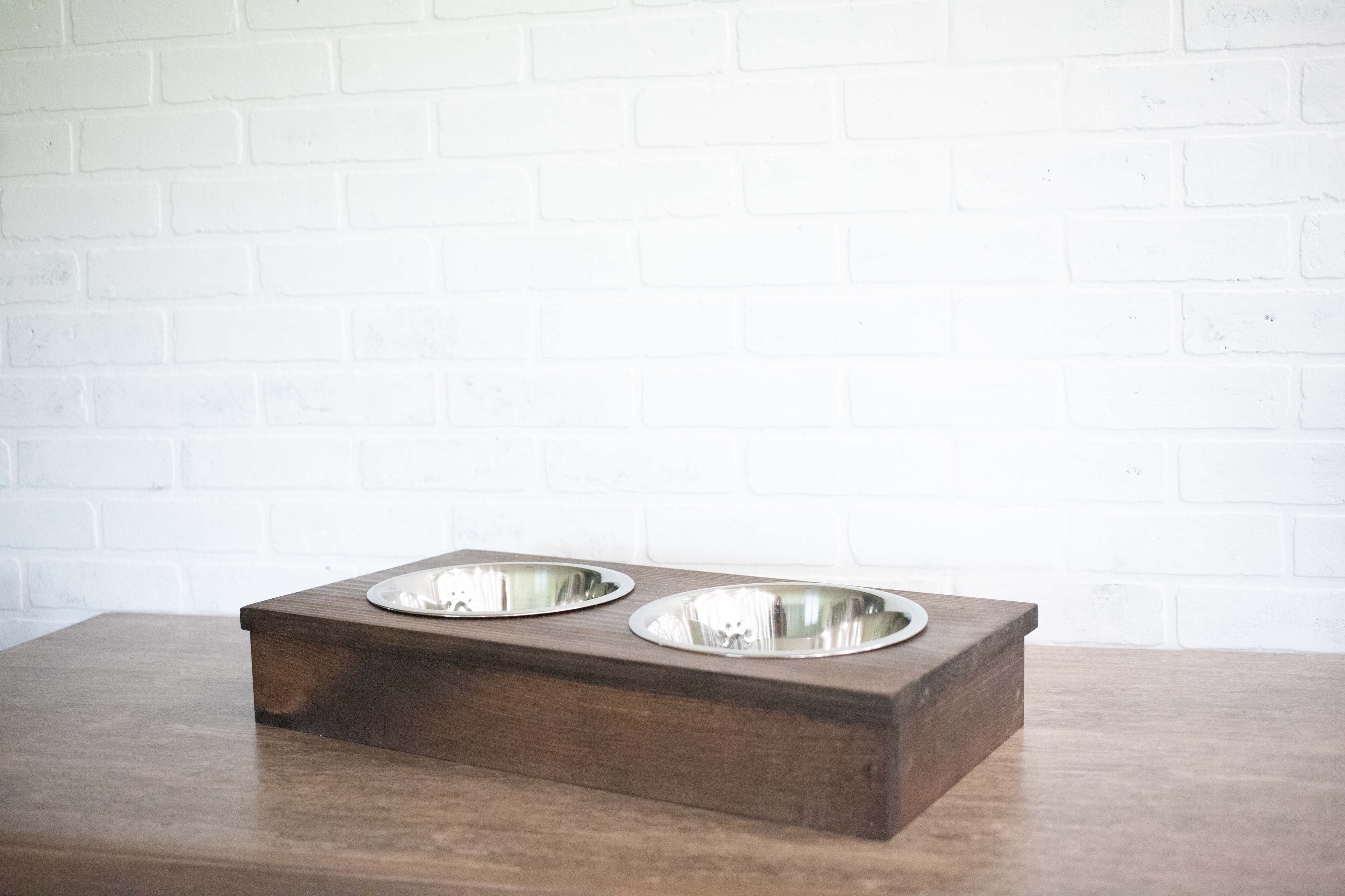 Comedero elevado de madera con cuencos de acero