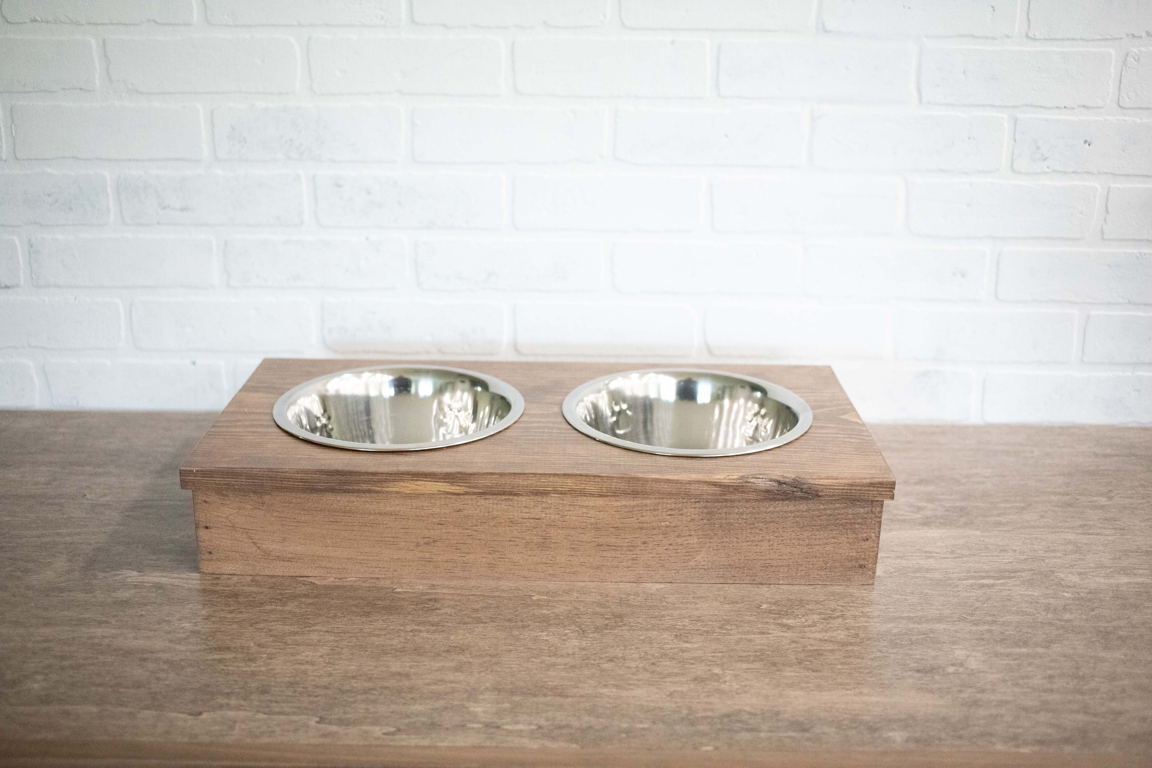 Comedero elevado de madera para perro con cuencos