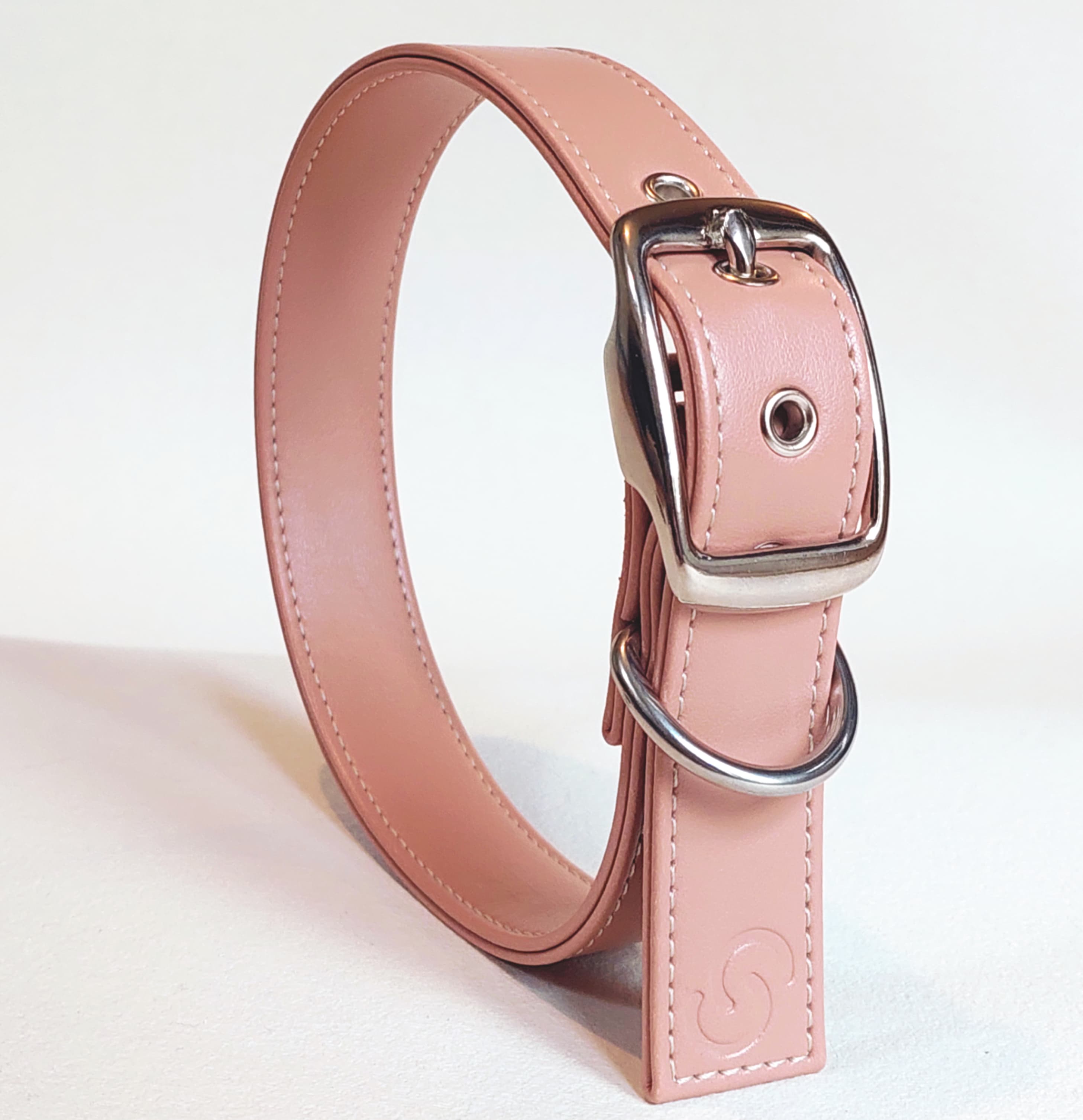 Rope scratcher in leather rosa for dogs - image 1