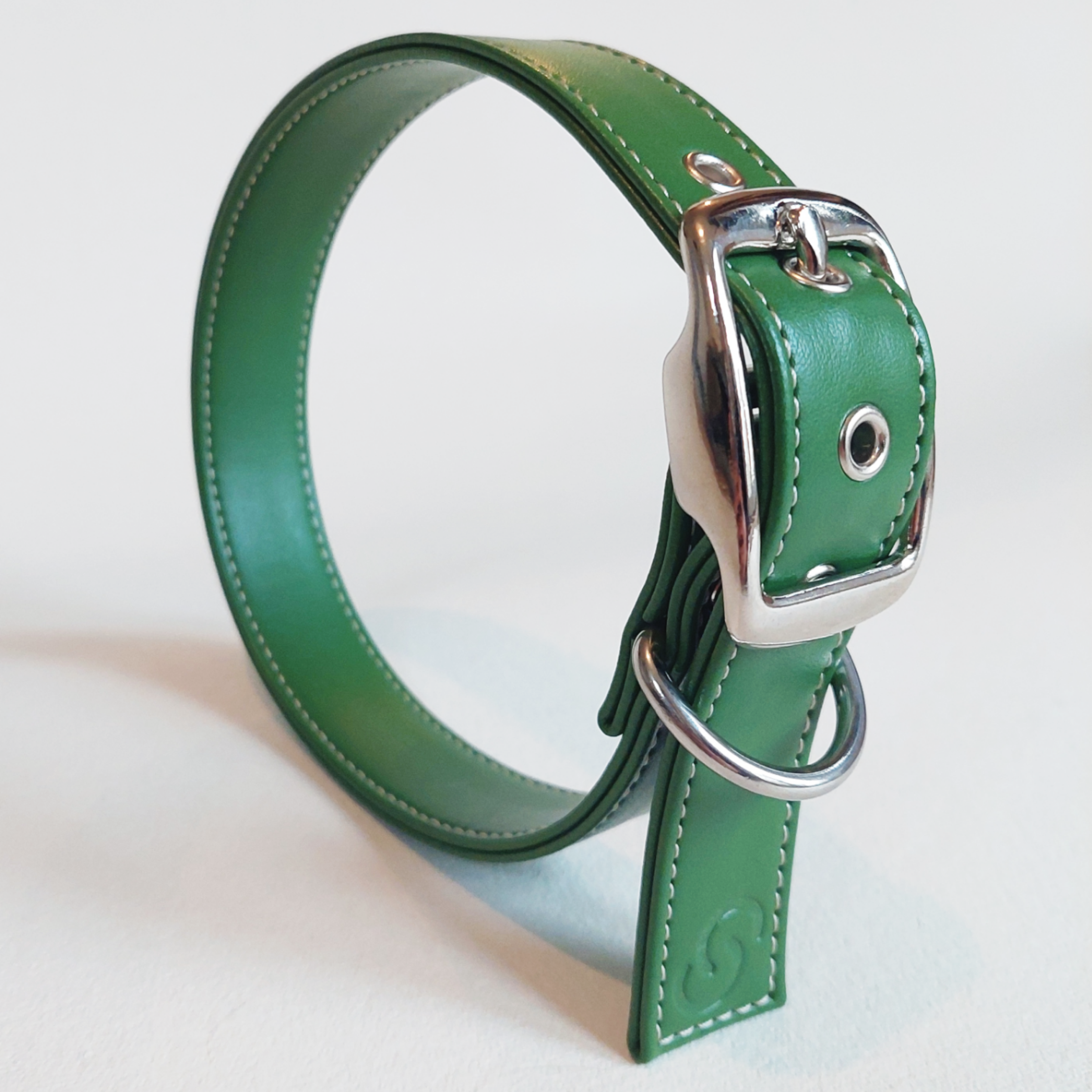 Rope scratcher in leather verde for dogs - image 1