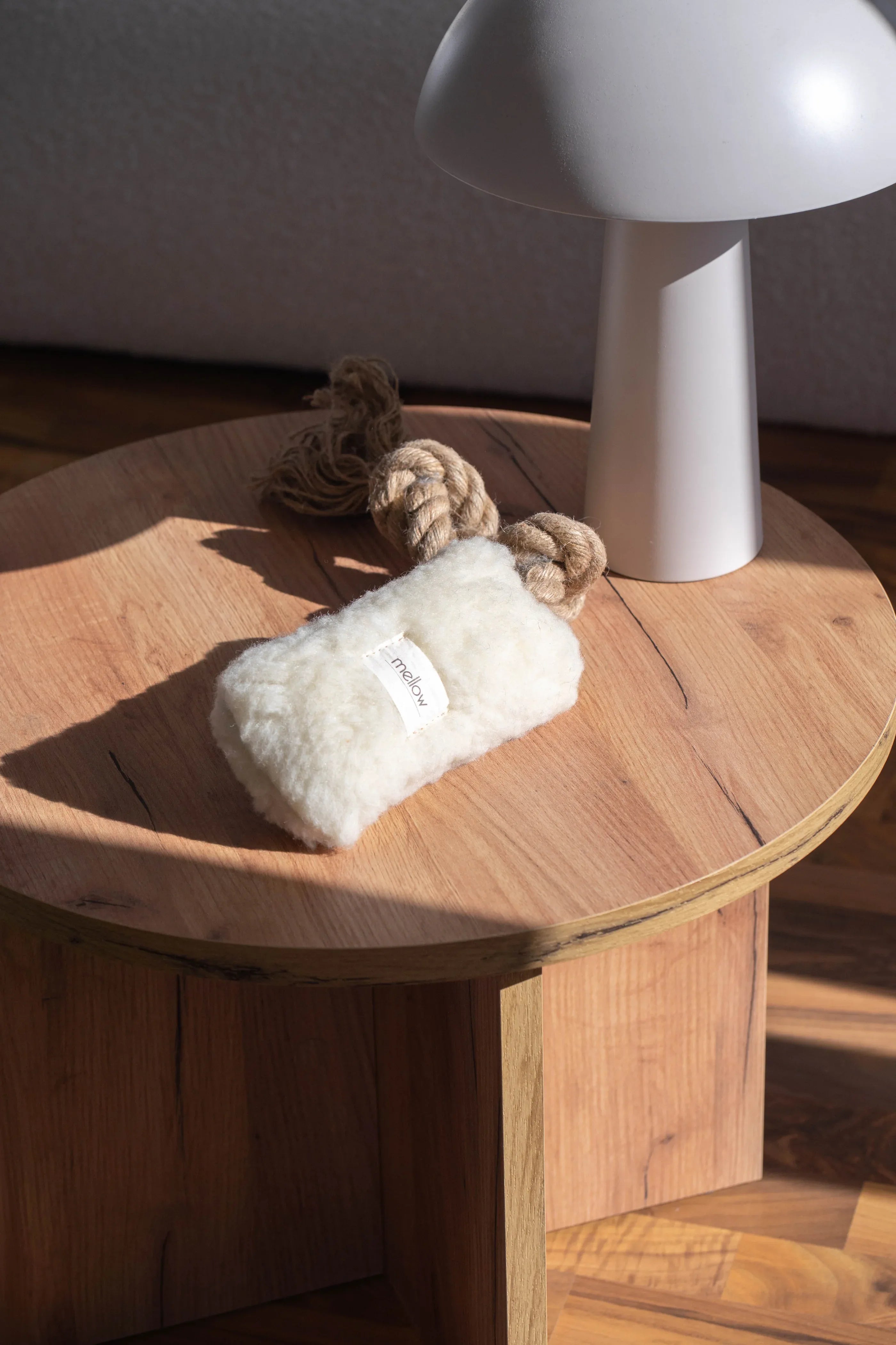 Natural lana cane Tug Toy - bianco