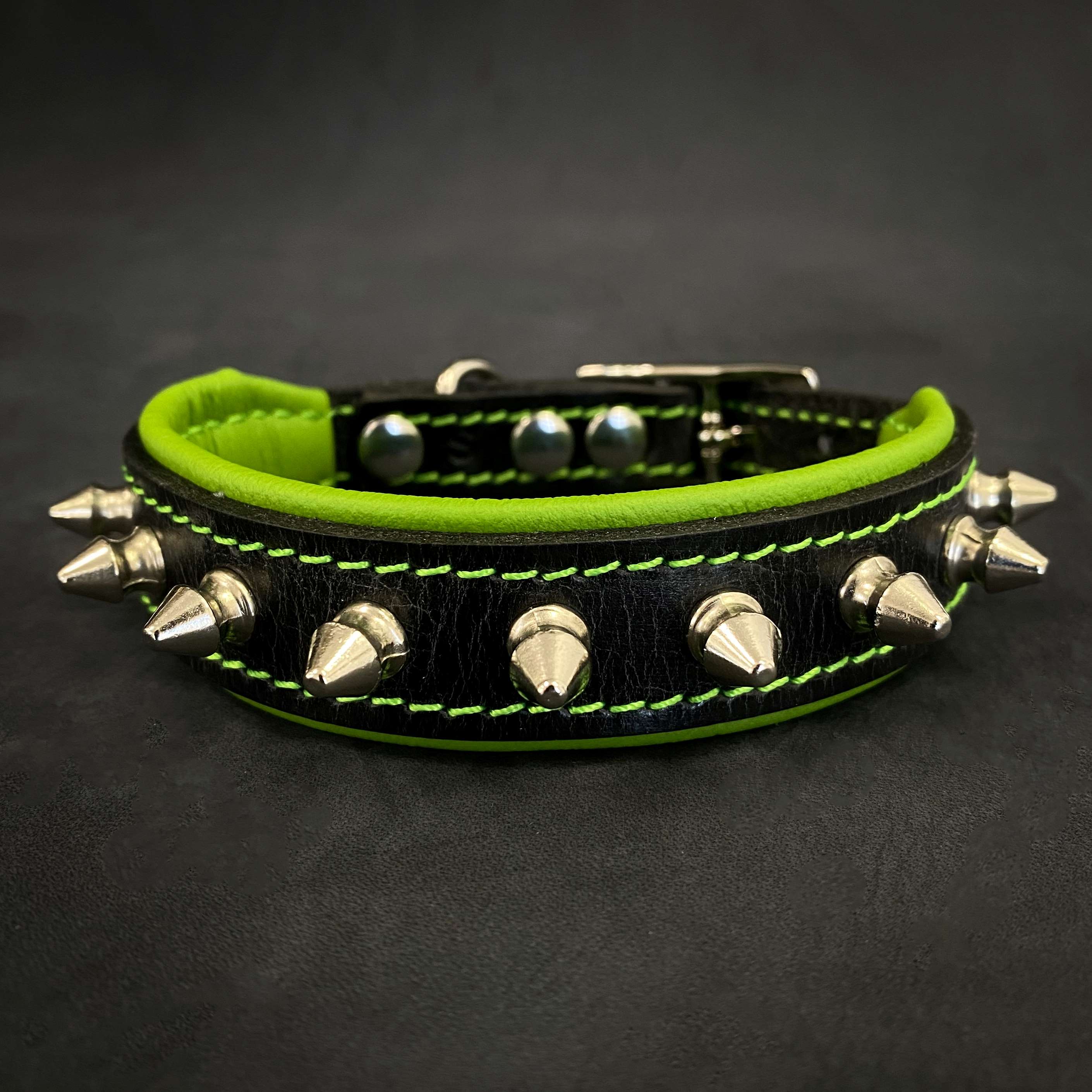 Collar ajustable suave de cuero negro para perros - imagen 6
