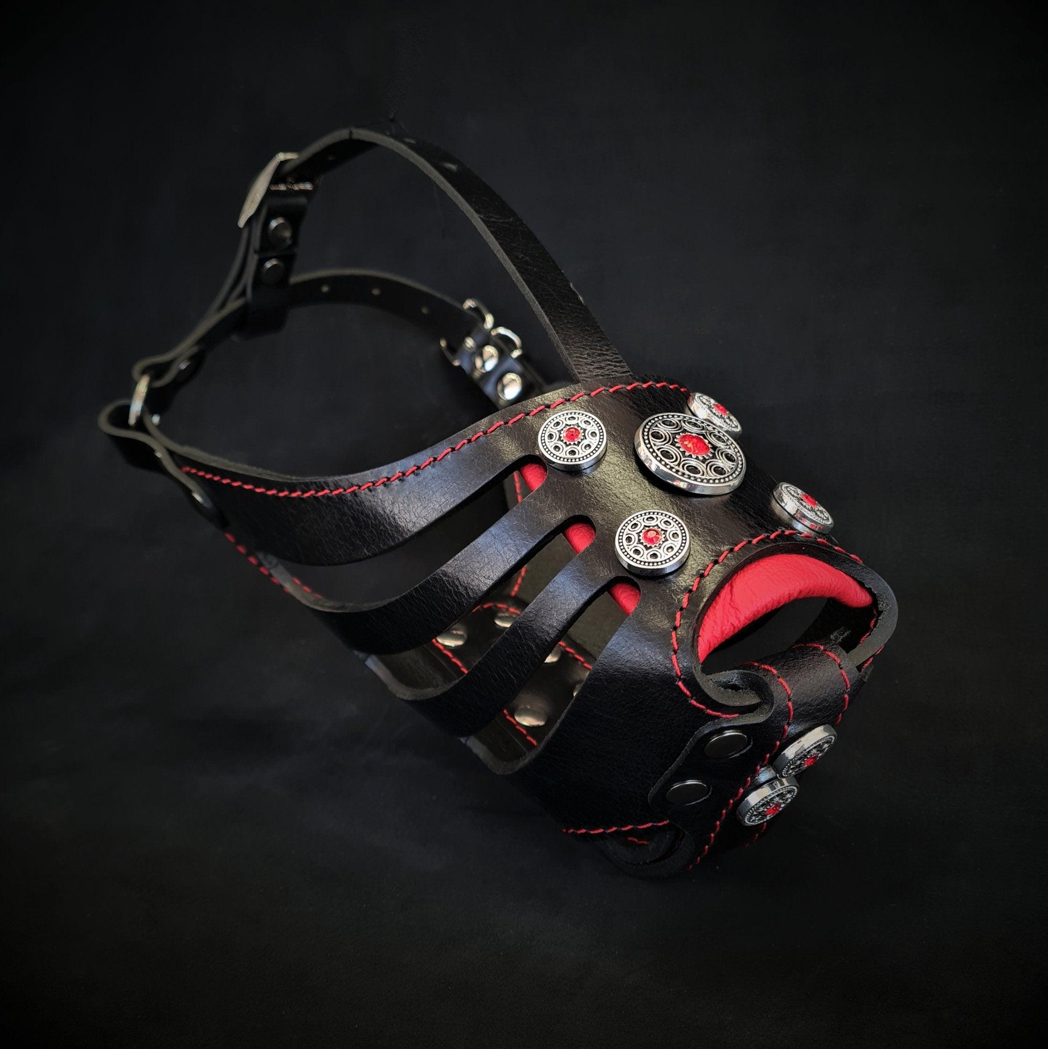 Der "Bijou" Basket Muzzle Black & Red