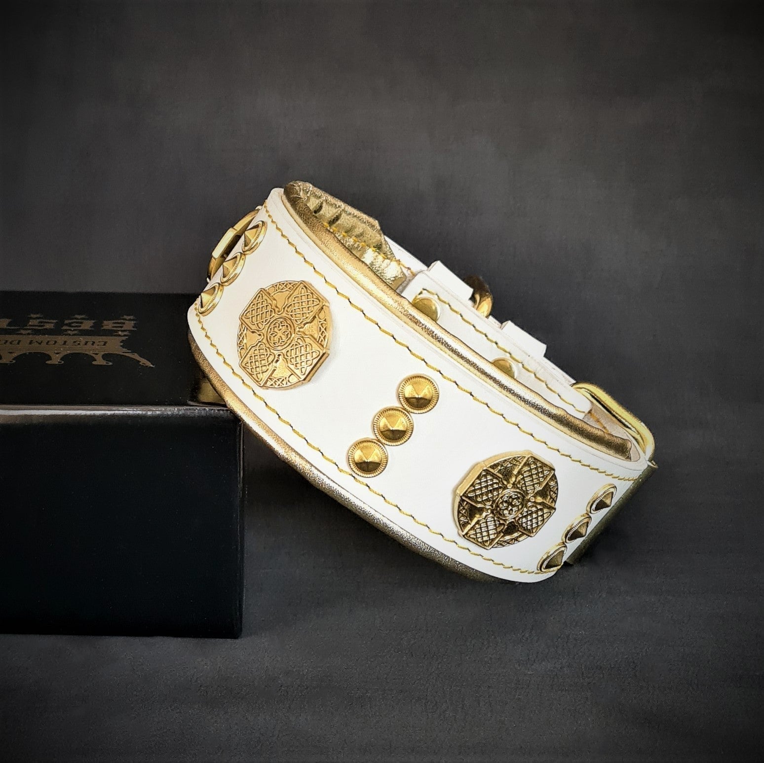 The "Maximus" collar 2 inch wide white & gold pour chiens - image 1